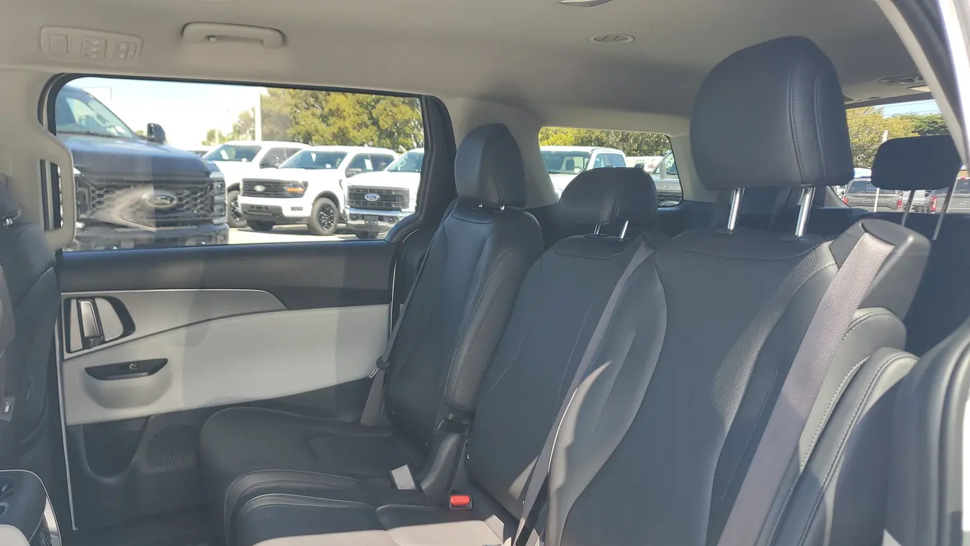 2023 Kia Carnival LX
