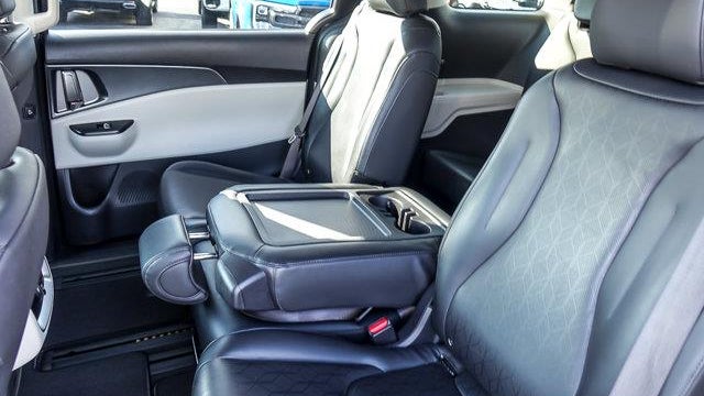 2023 Kia Carnival LX