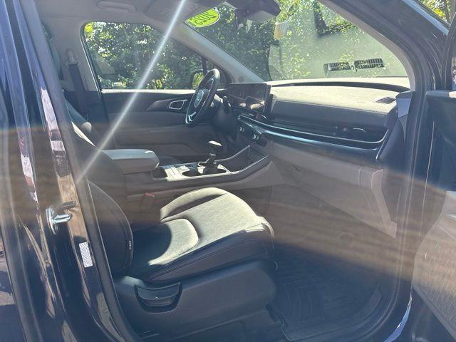 2025 Kia Carnival - $35,000