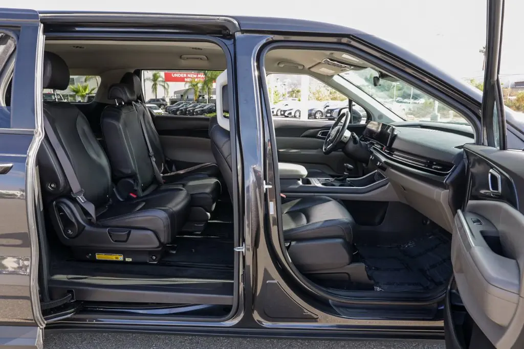 2025 Kia Carnival - $28,342