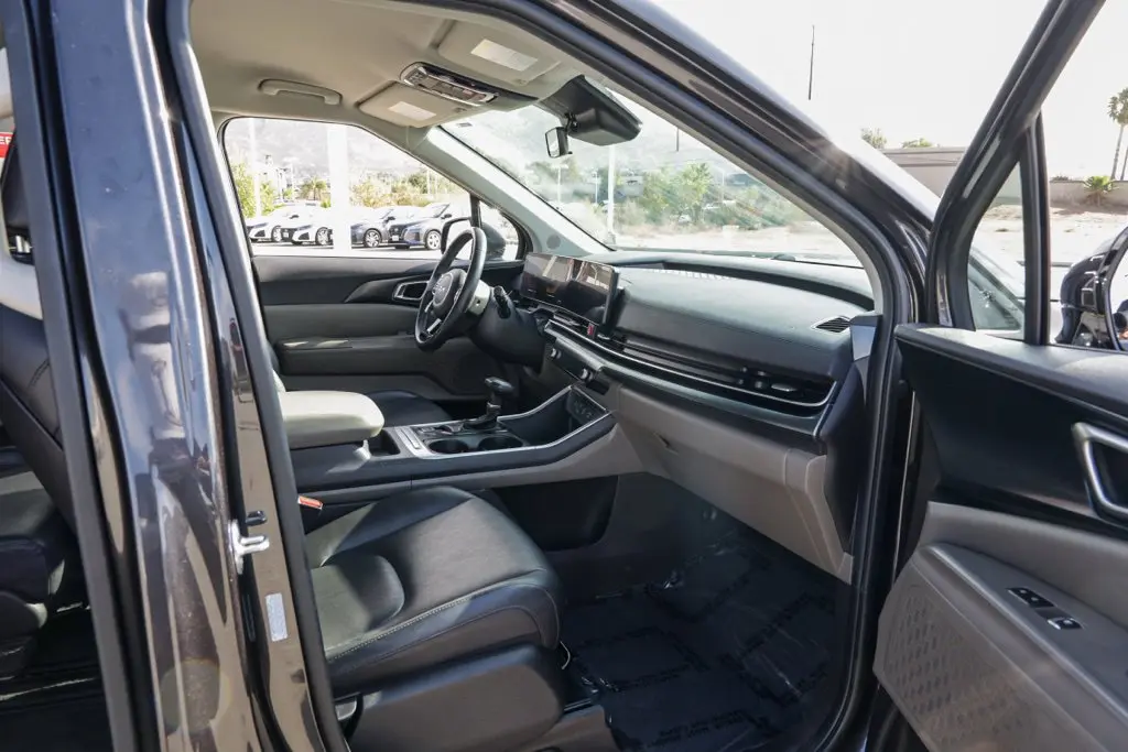 2025 Kia Carnival - $28,342