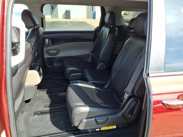 2025 Kia Carnival - $37,500