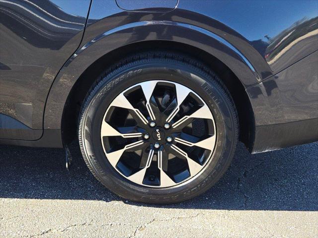 2022 Kia Carnival - $23,998