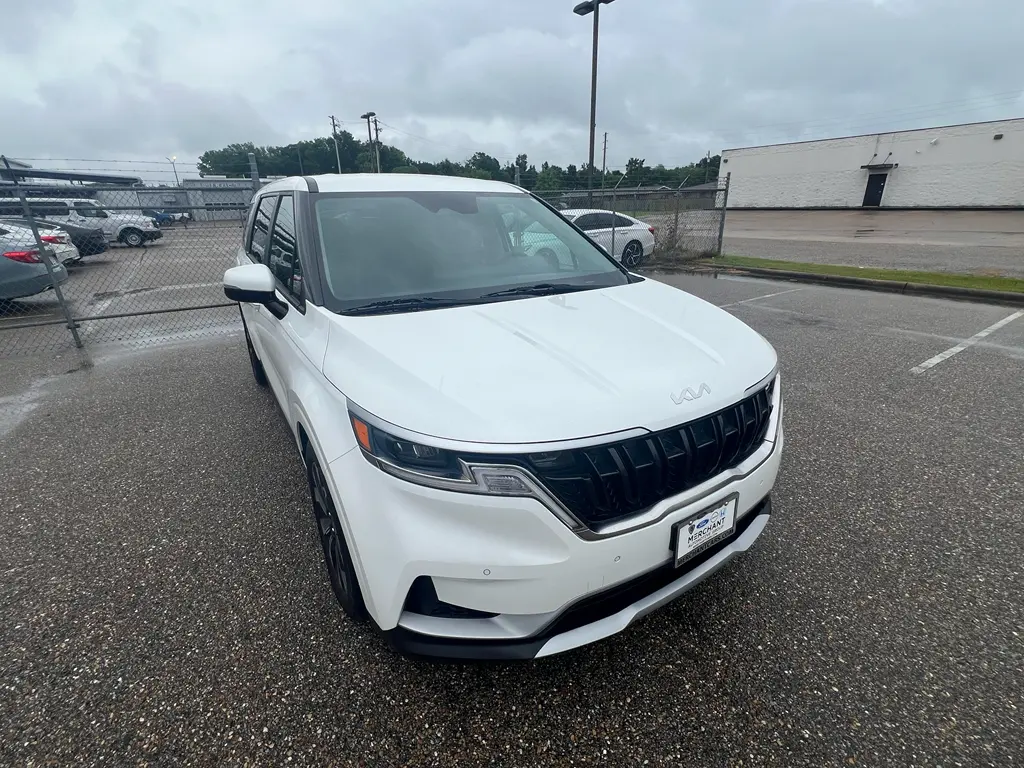 2023 Kia Carnival - $31,999