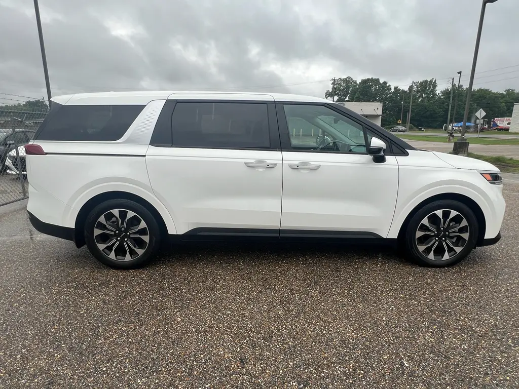 2023 Kia Carnival - $31,999