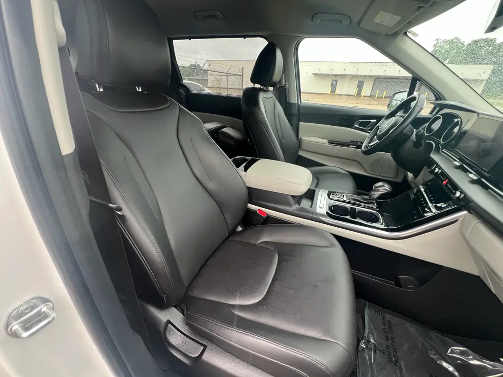 2023 Kia Carnival - $31,999