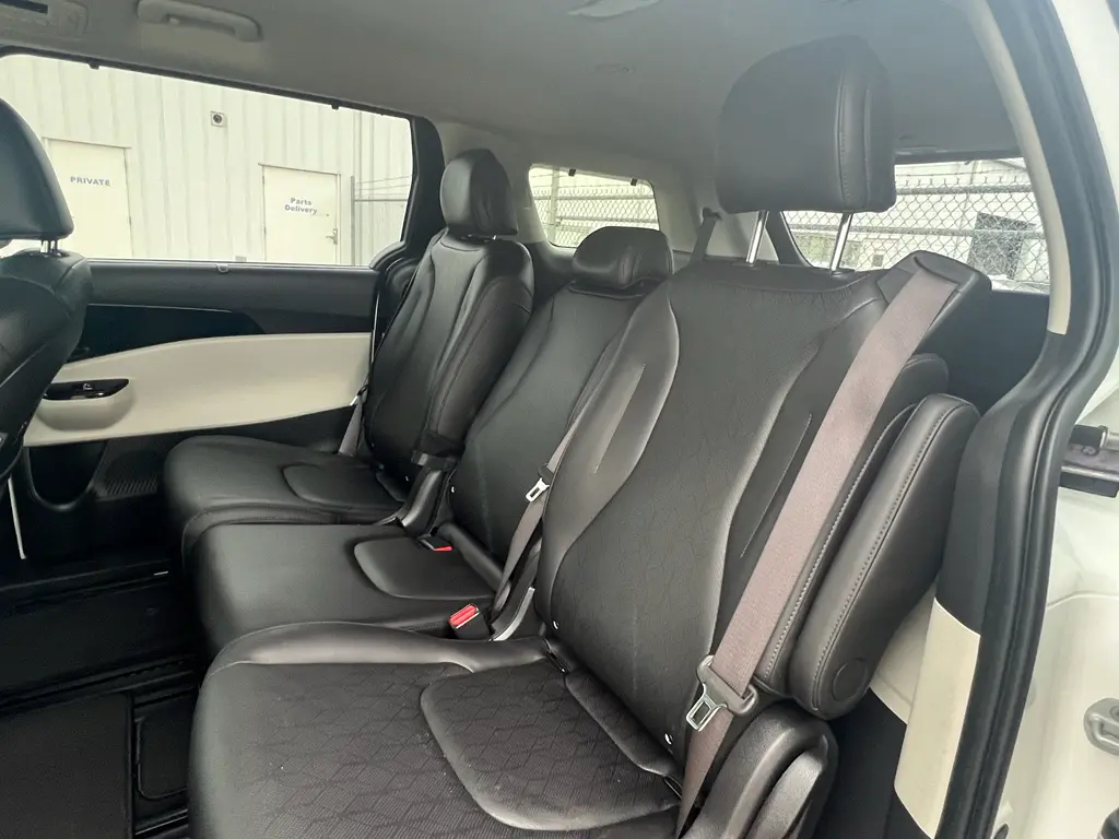 2023 Kia Carnival - $31,999