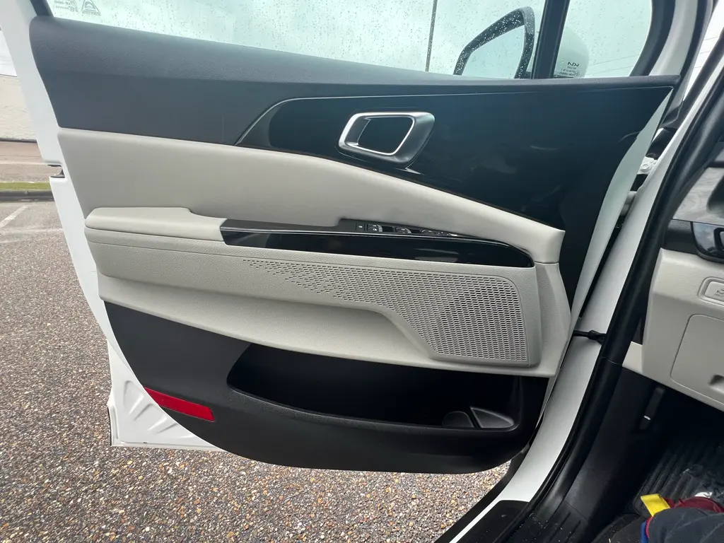 2023 Kia Carnival - $31,999