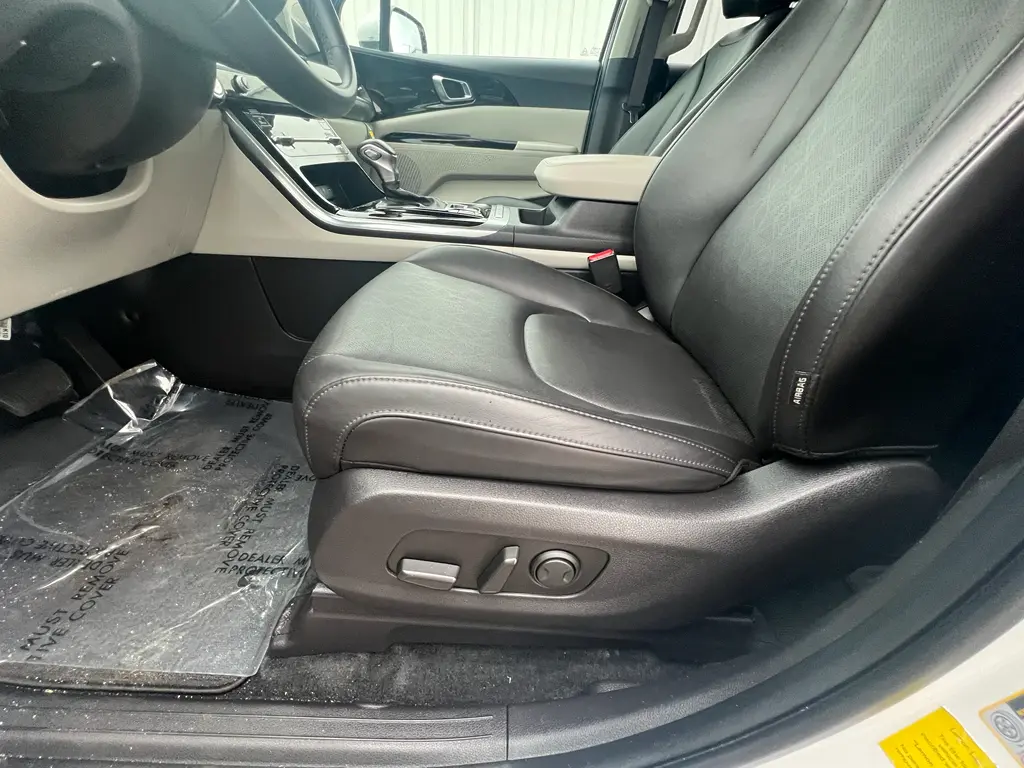 2023 Kia Carnival - $31,999