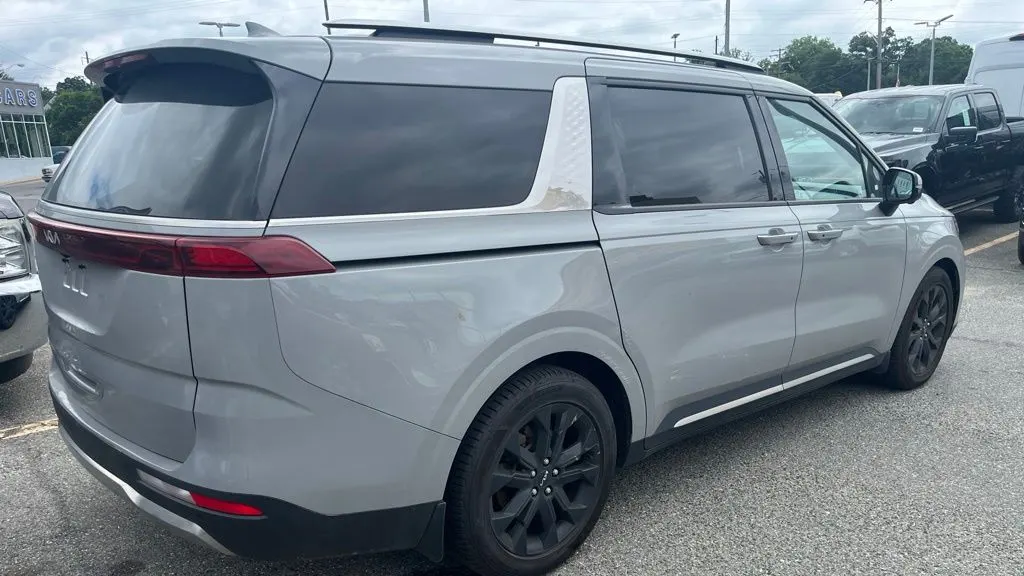2023 Kia Carnival SX