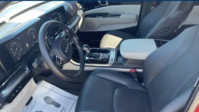 2023 Kia Carnival SX