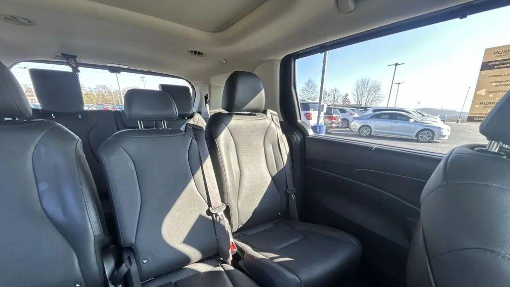 2025 Kia Carnival SX