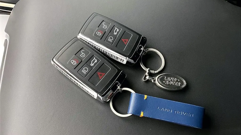 2025 Land Rover Range Rover Sport P360 SE