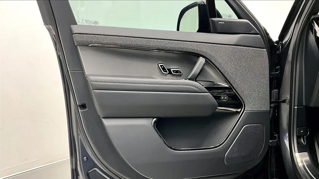 2025 Land Rover Range Rover Sport P360 SE