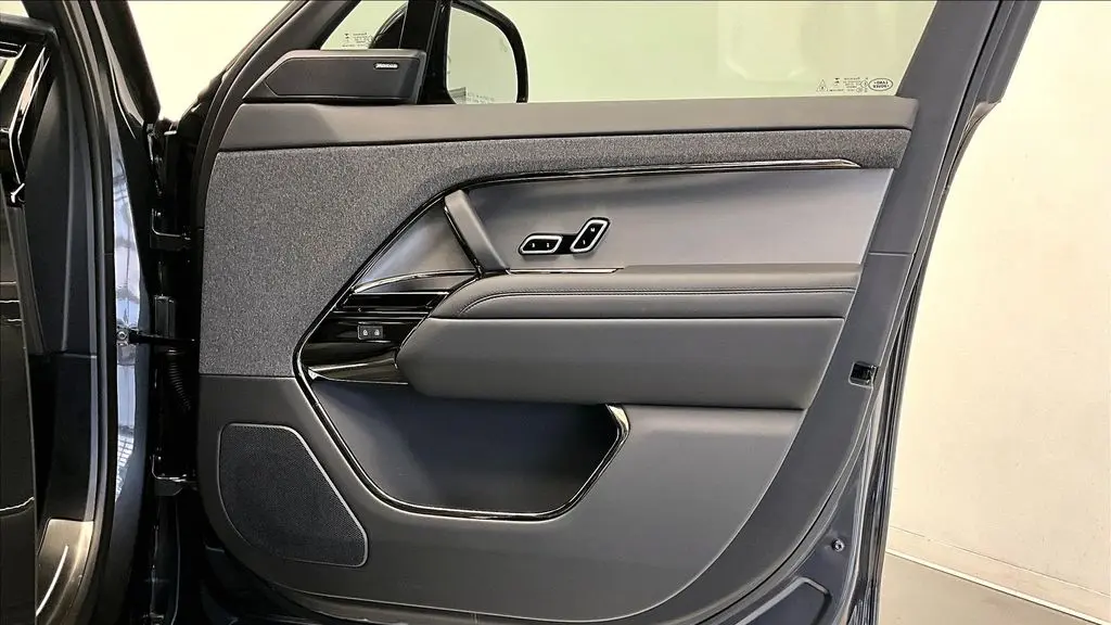 2025 Land Rover Range Rover Sport P360 SE