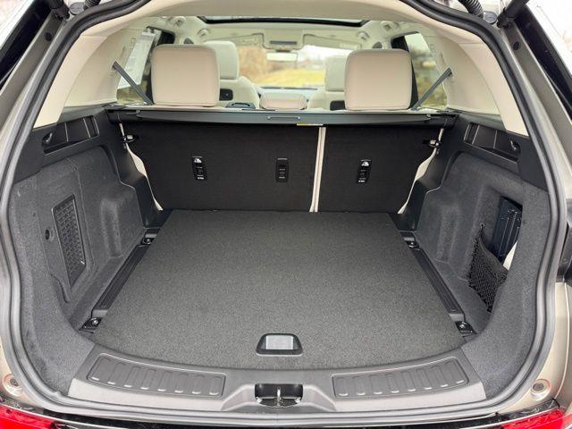 2025 Land Rover Discovery - $35,640