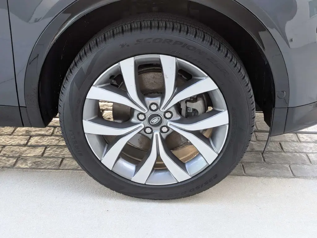 2026 Land Rover Discovery - $44,676