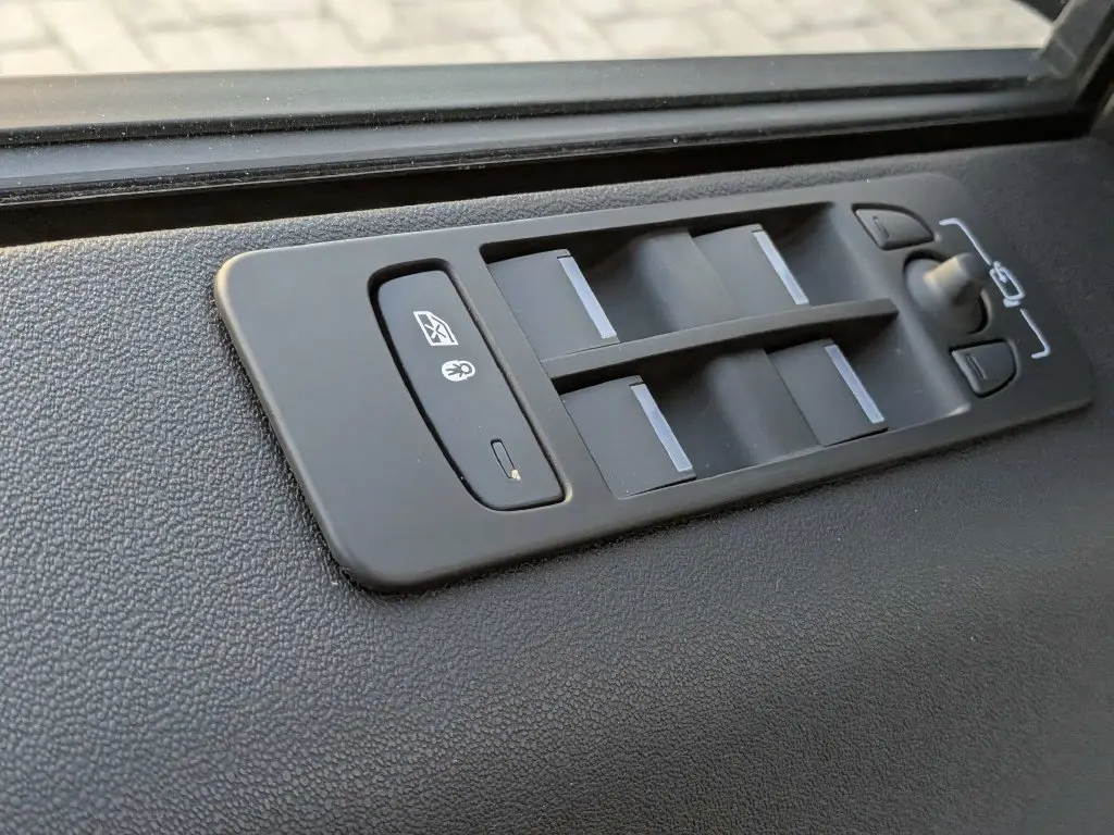 2026 Land Rover Discovery - $44,676