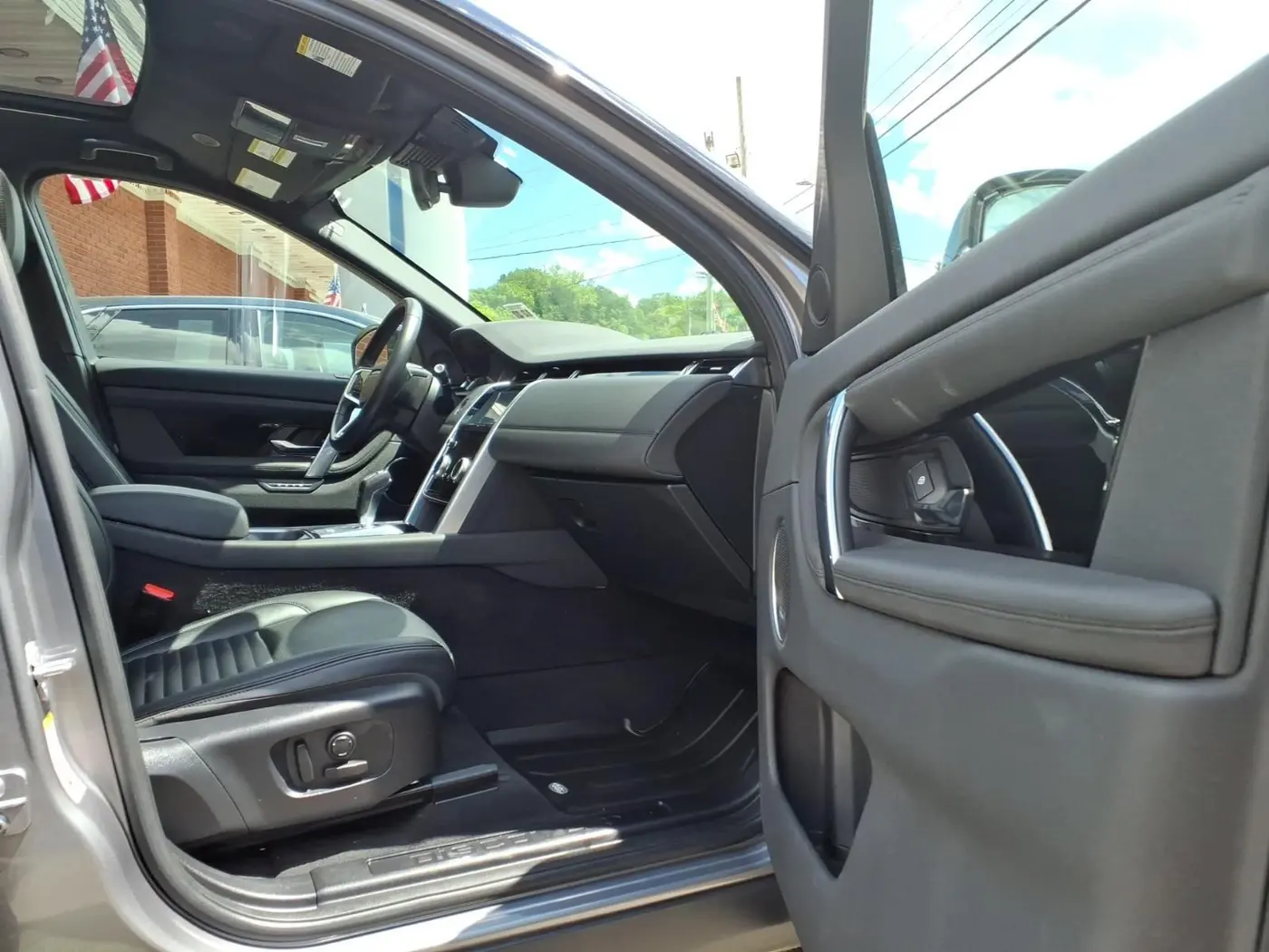 2023 Land Rover Discovery - $26,431