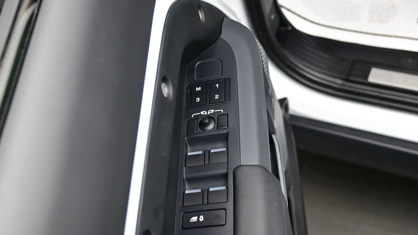 2023 Land Rover Defender 110 X-Dynamic SE
