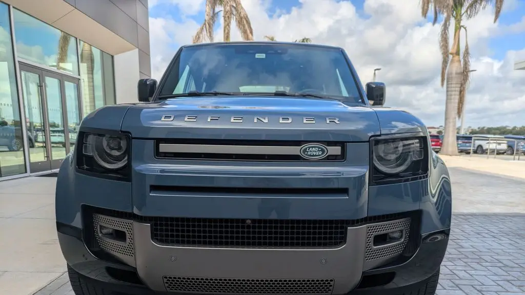2024 Land Rover Defender 110 P400 X-Dynamic SE