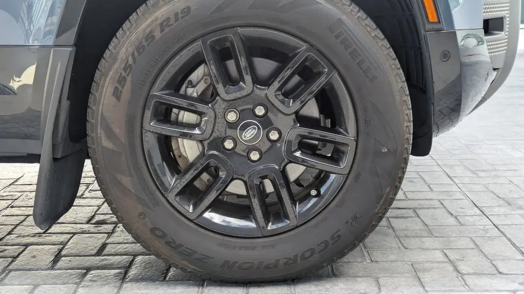2024 Land Rover Defender 110 P400 X-Dynamic SE