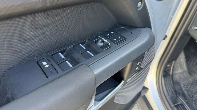 2024 Land Rover Defender 110 P400 X-Dynamic SE