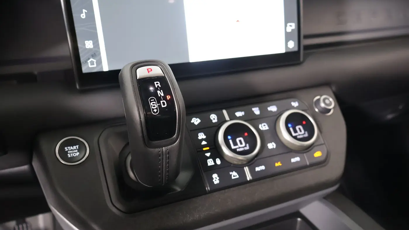 2025 Land Rover Defender 110 P400 X-Dynamic SE