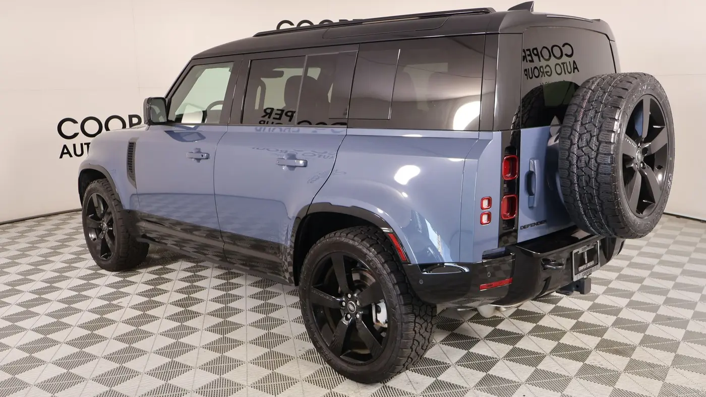 2025 Land Rover Defender 110 P400 X-Dynamic SE