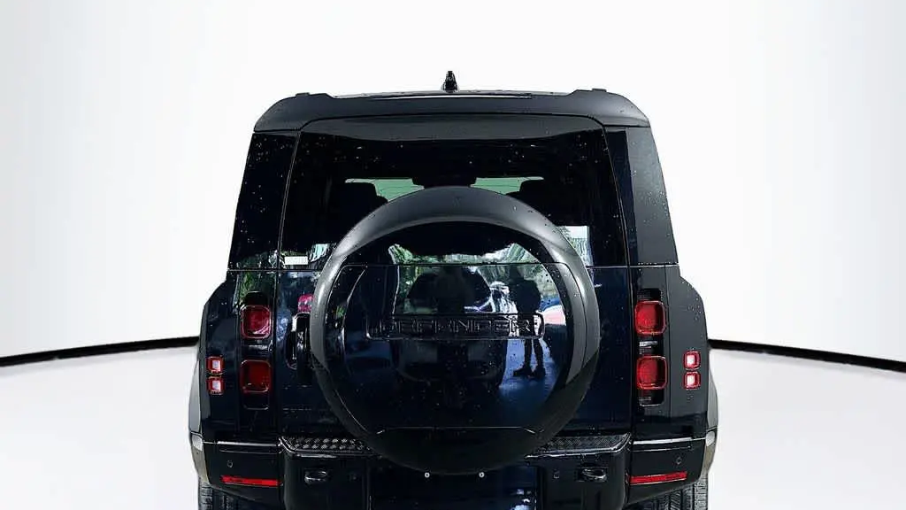 2024 Land Rover Defender 110 P400 X-Dynamic SE