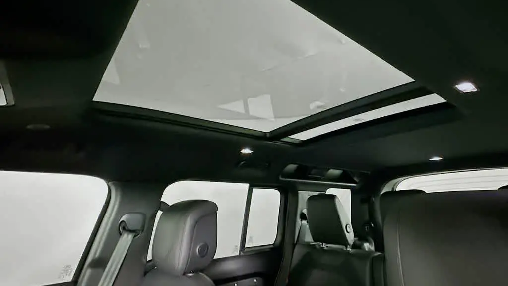 2024 Land Rover Defender 110 P400 X-Dynamic SE