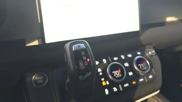 2024 Land Rover Defender 130 P400 X-Dynamic SE