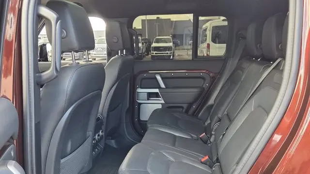 2024 Land Rover Defender 130 P400 X-Dynamic SE