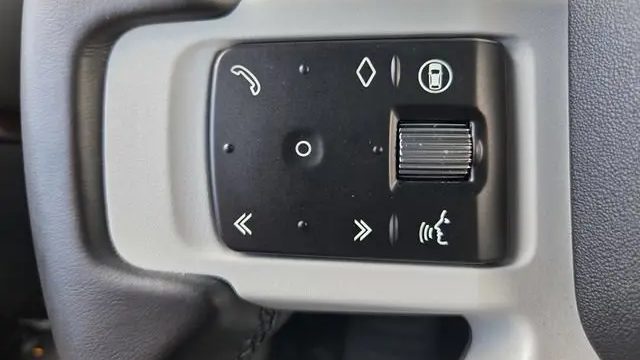 2024 Land Rover Defender 130 P400 X-Dynamic SE