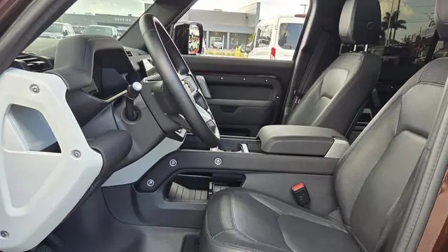 2024 Land Rover Defender 130 P400 X-Dynamic SE