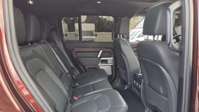 2024 Land Rover Defender 130 P400 X-Dynamic SE