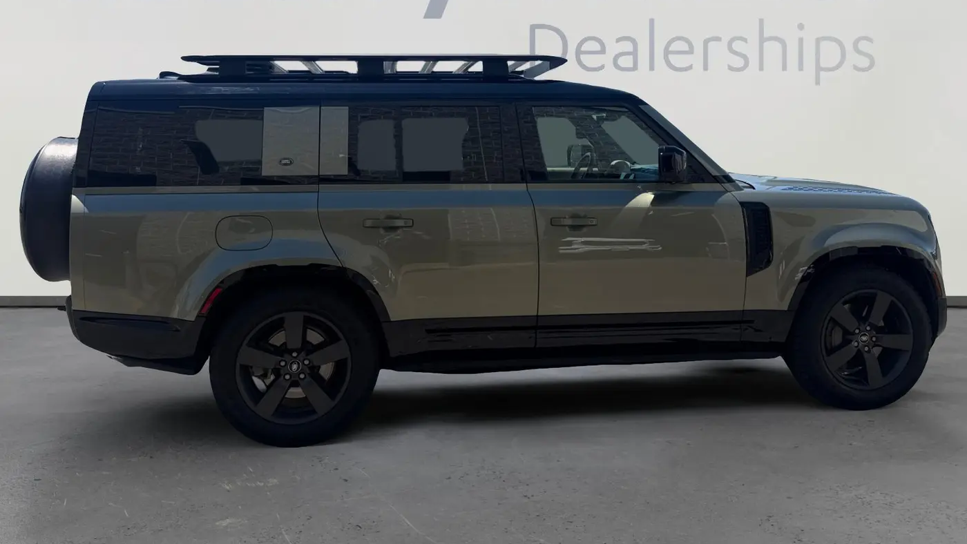 2023 Land Rover Defender 130 X-Dynamic SE