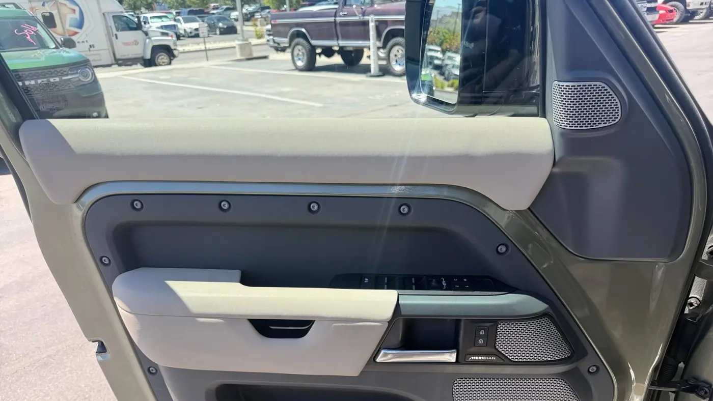 2023 Land Rover Defender 130 X-Dynamic SE