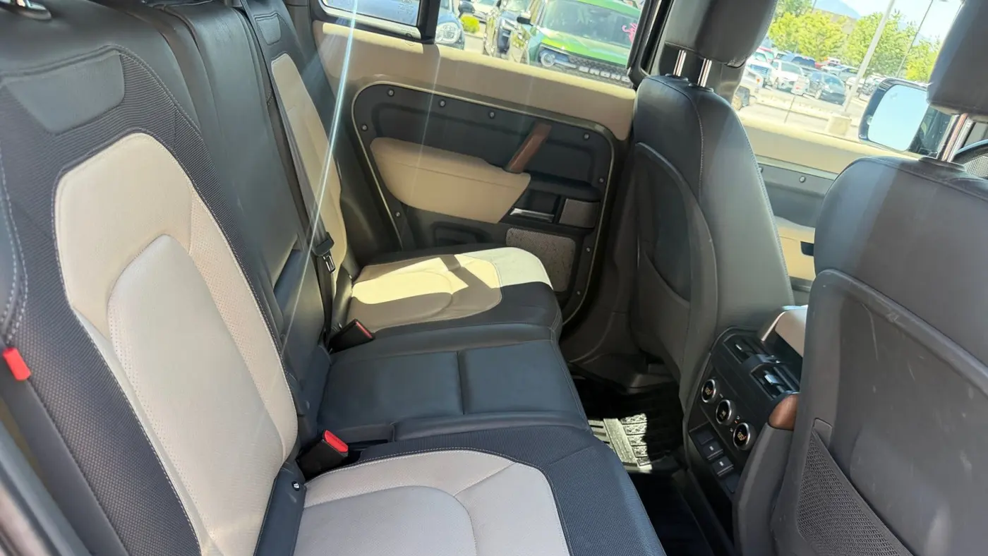 2023 Land Rover Defender 130 X-Dynamic SE