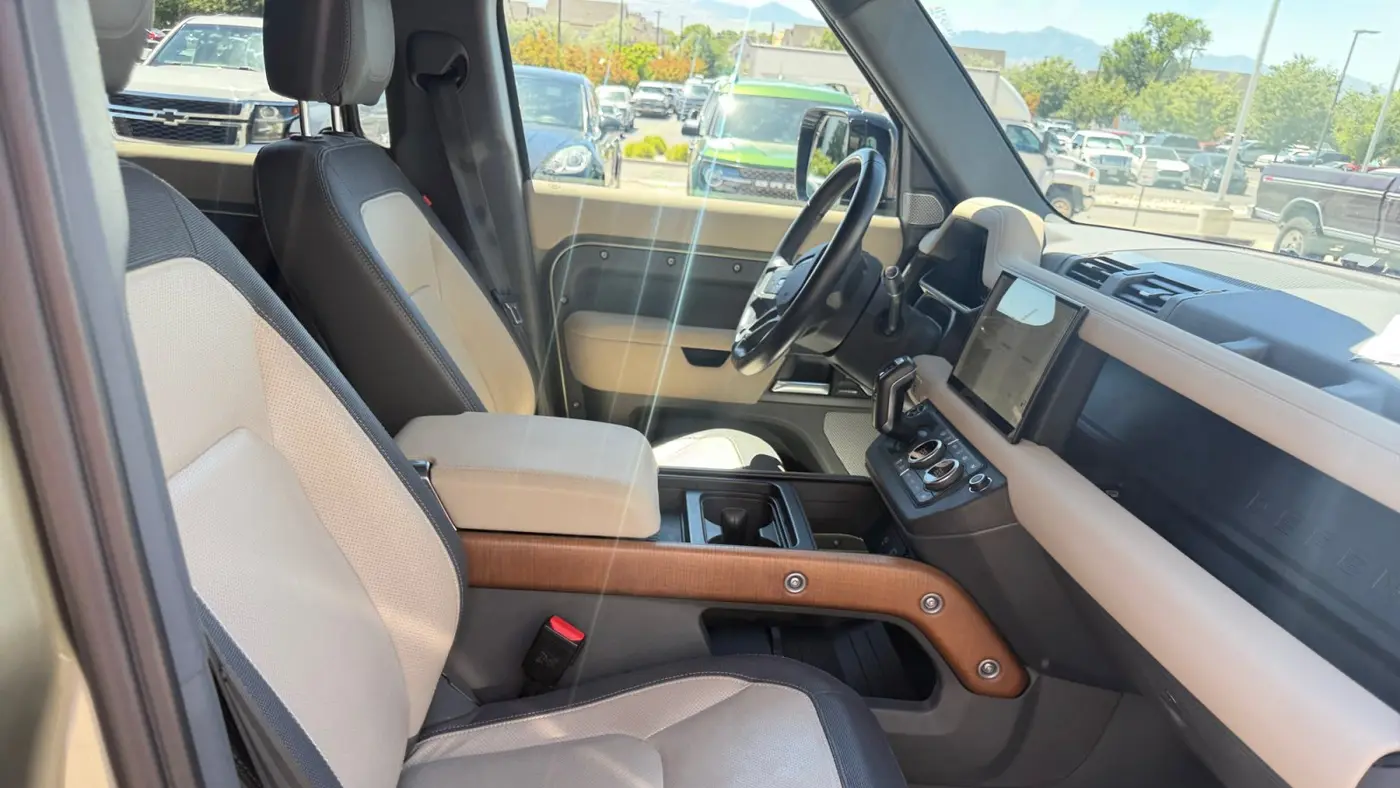 2023 Land Rover Defender 130 X-Dynamic SE