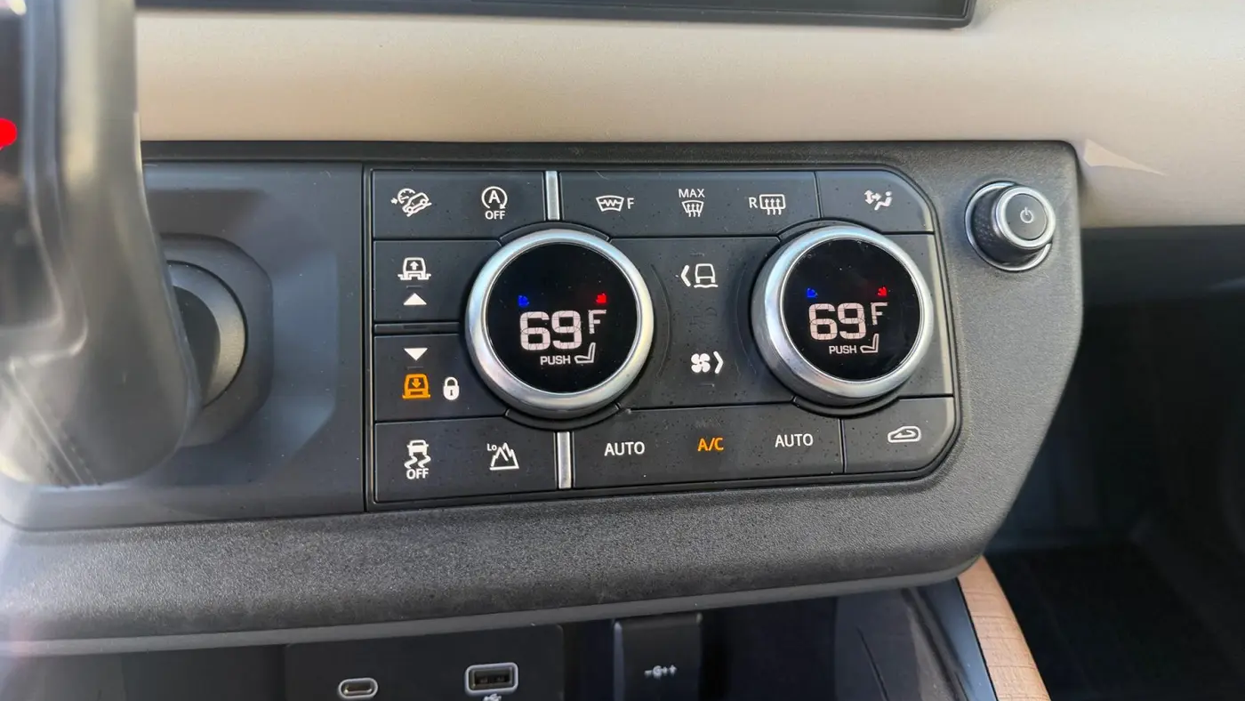 2023 Land Rover Defender 130 X-Dynamic SE