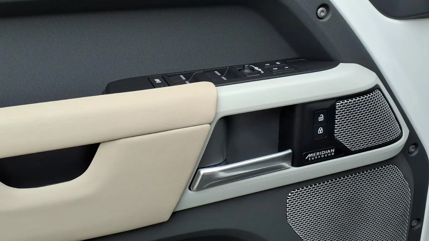 2023 Land Rover Defender 130 X-Dynamic SE