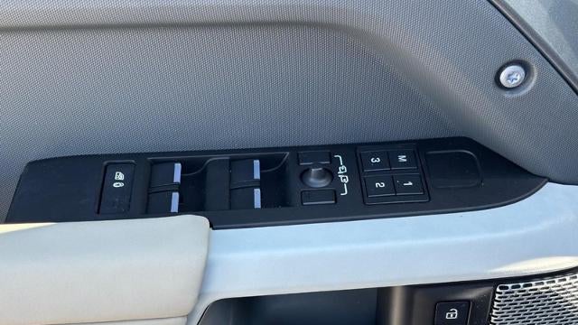 2024 Land Rover Defender 130 P400 X-Dynamic SE