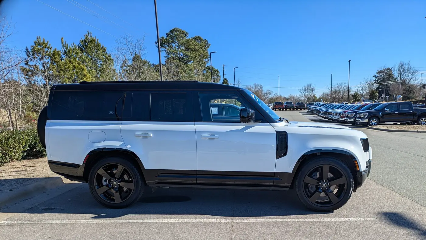 2023 Land Rover Defender 130 X-Dynamic SE