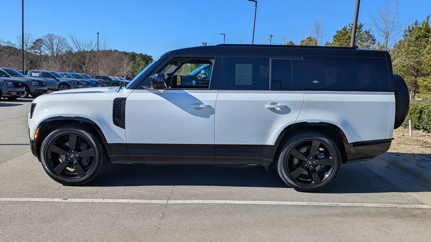2023 Land Rover Defender 130 X-Dynamic SE
