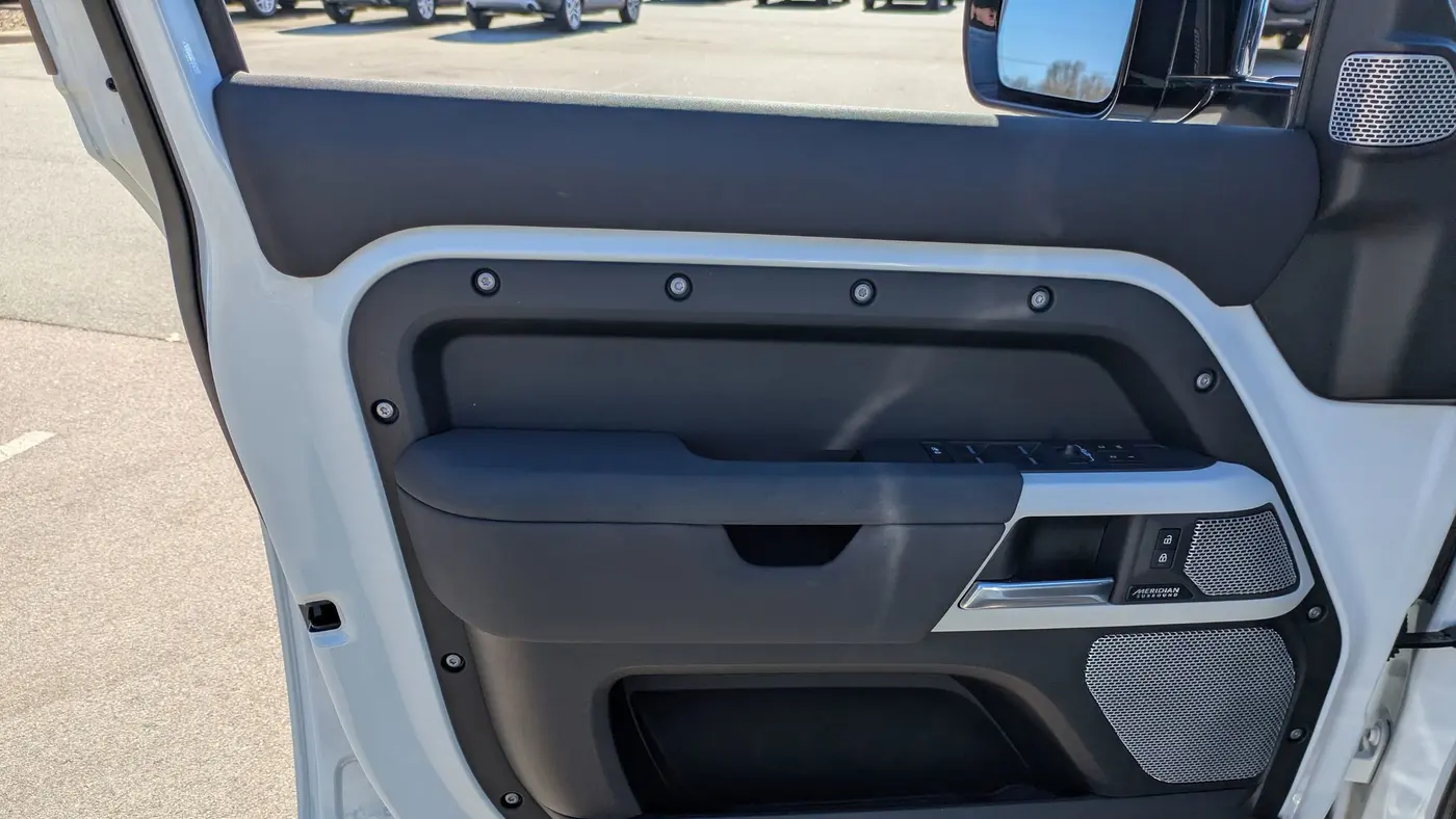 2023 Land Rover Defender 130 X-Dynamic SE