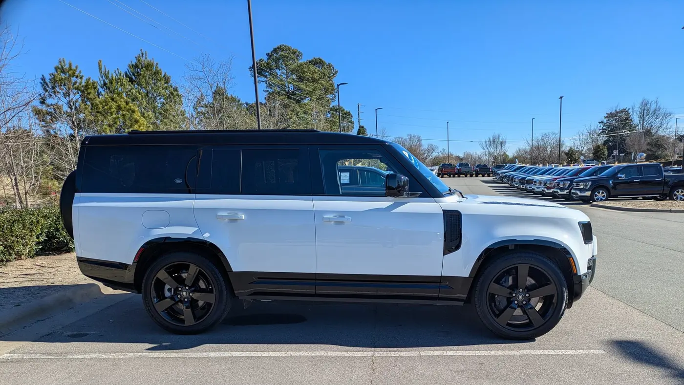 2023 Land Rover Defender 130 X-Dynamic SE