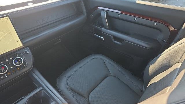2026 Land Rover Defender 130 P400 X-Dynamic SE