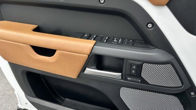 2024 Land Rover Defender 130 P400 X-Dynamic SE