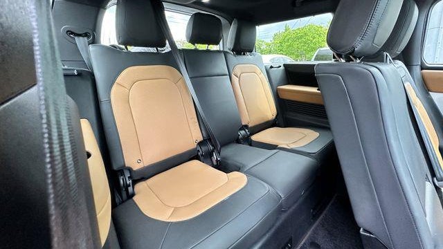 2024 Land Rover Defender 130 P400 X-Dynamic SE